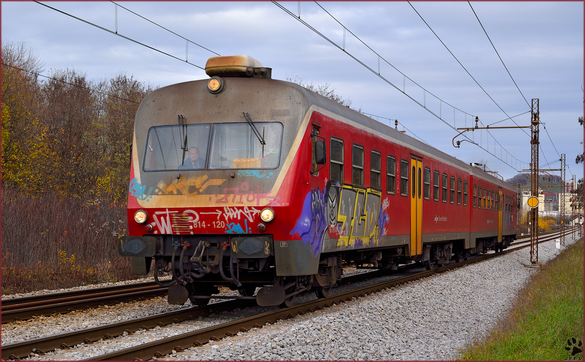 SŽ 814-120 fährt durch Maribor-Tabor Richtung Ormož. /25.11.2012