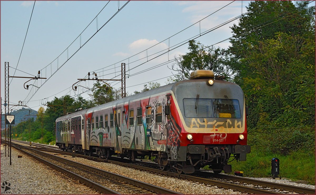 SŽ 814-121 fährt durch Maribor-Tabor Richtung Poljčane. /22.9.2014