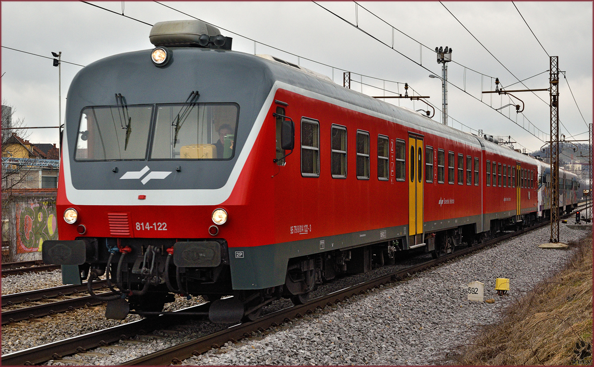 SŽ 814-122 fährt durch Maribor-Tabor Richtung Ormož. /2.3.2015