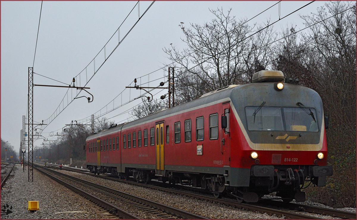 SŽ 814-122 fährt durch Maribor-Tabor Richtung Poljčane. /21.12.2015