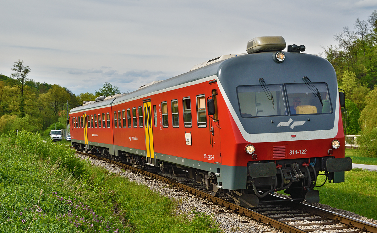 SŽ 814-122 fährt Terme Olimia vorbei Richtung Imeno. /23.4.2015