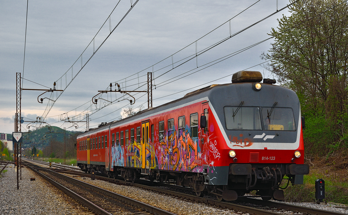 SŽ 814-123 fährt durch Maribor-Tabor Richtung Ormož. /9.4.2016