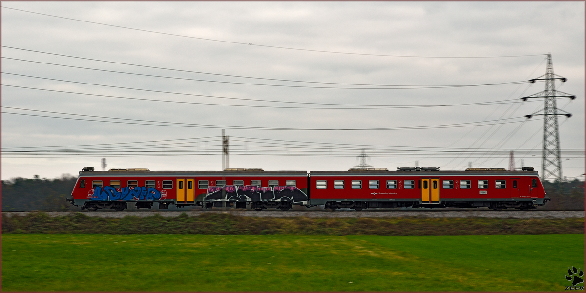 SŽ 814-124 fährt durch Bohova Richtung Maribor HBF. /21.11.2014