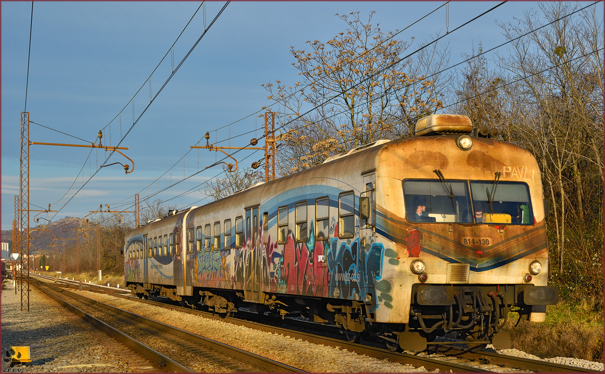 SŽ 814-130 fährt durch Maribor-Tabor Richtung Poljčane. /20.12.2014