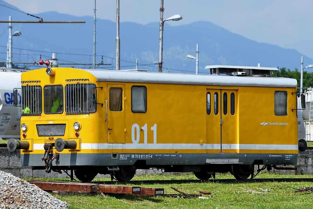 SŽ 911 011 habe ich auf dem Weg nach Ljubljana entdeckt. (Prestranek, August 2019)