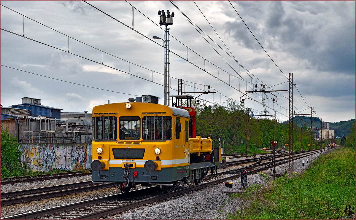 SŽ 911-238 Bahnkran fährt durch Maribor-Tabor Richtung Tezno VBF. /19.4.2016