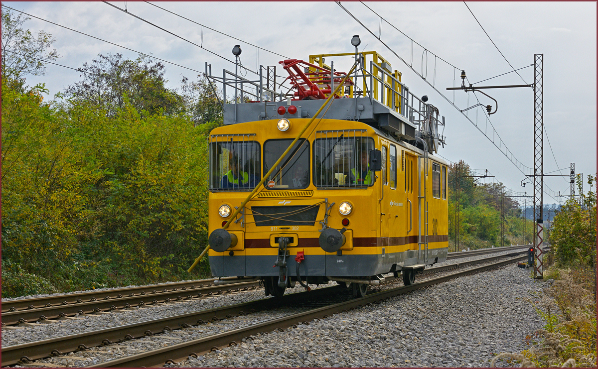 SŽ 911-302 fährt durch Maribor-Tabor Richtung Maribor HBF. /15.10.2018