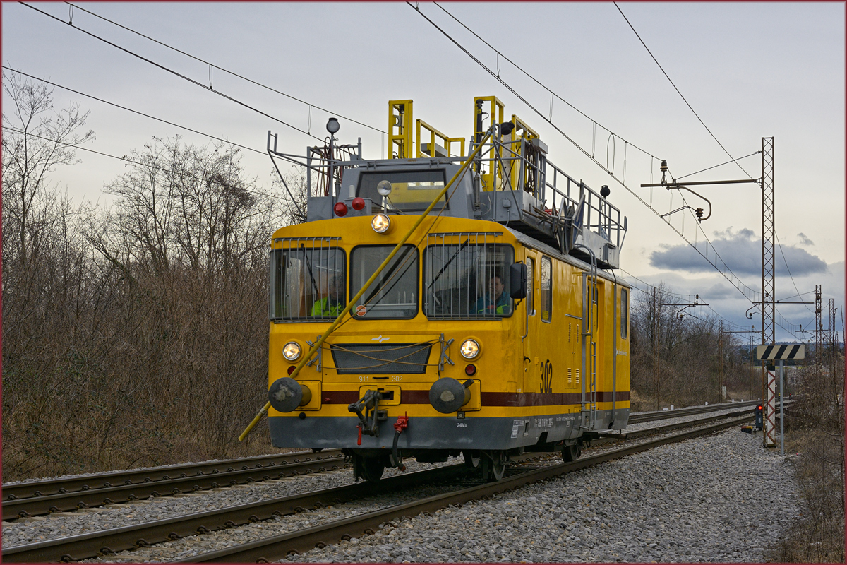 SŽ 911-302 fährt durch Maribor-Tabor Richtung Maribor HBF. /10.3.2019