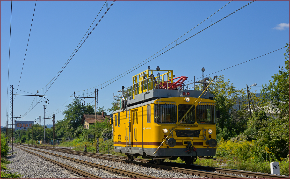 SŽ 911-302 fährt durch Maribor-Tabor Richtung Maribor HBF. /4.9.2019