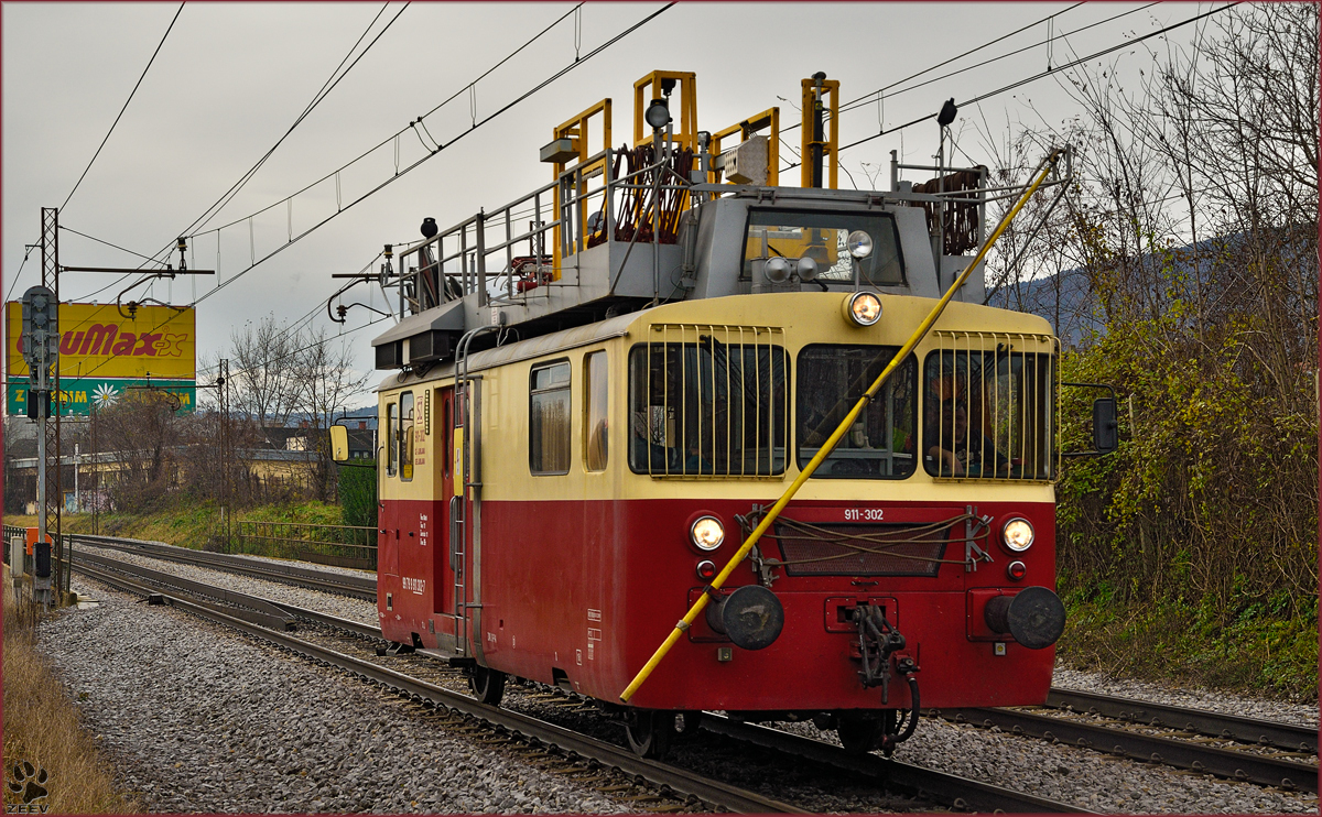 SŽ 911-302 fährt durch Maribor-Tabor Richtung Maribor HBF. /15.12.2014