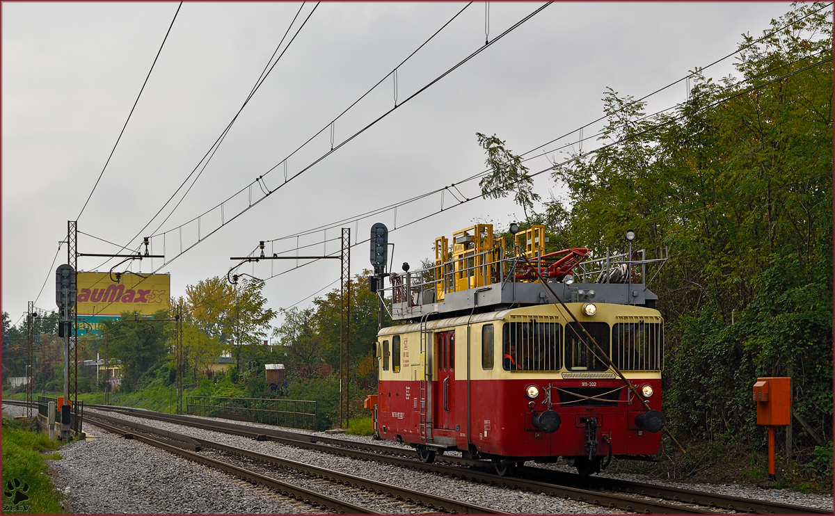 SŽ 911-302 fährt durch Maribor-Tabor Richtung Maribor HBF. /27.10.2015