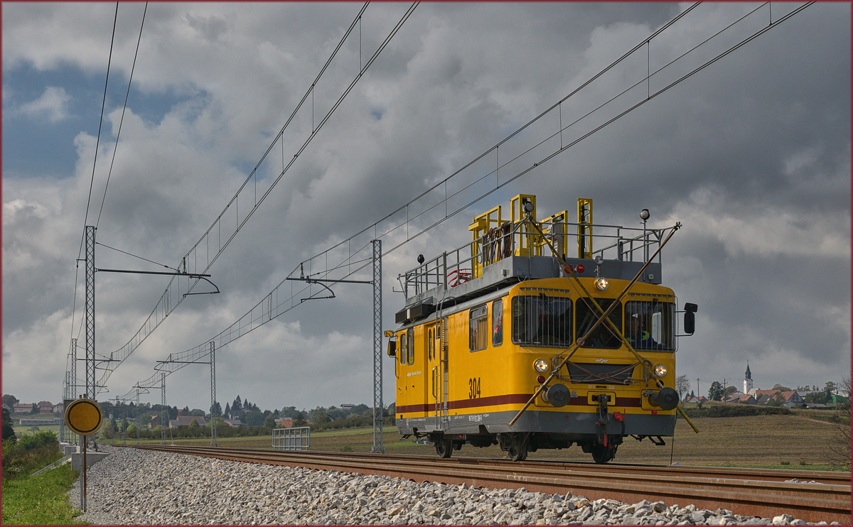 SŽ 911-304 fährt an Črešnjevec vorbei Richtung Pragersko. /4.10.2017
