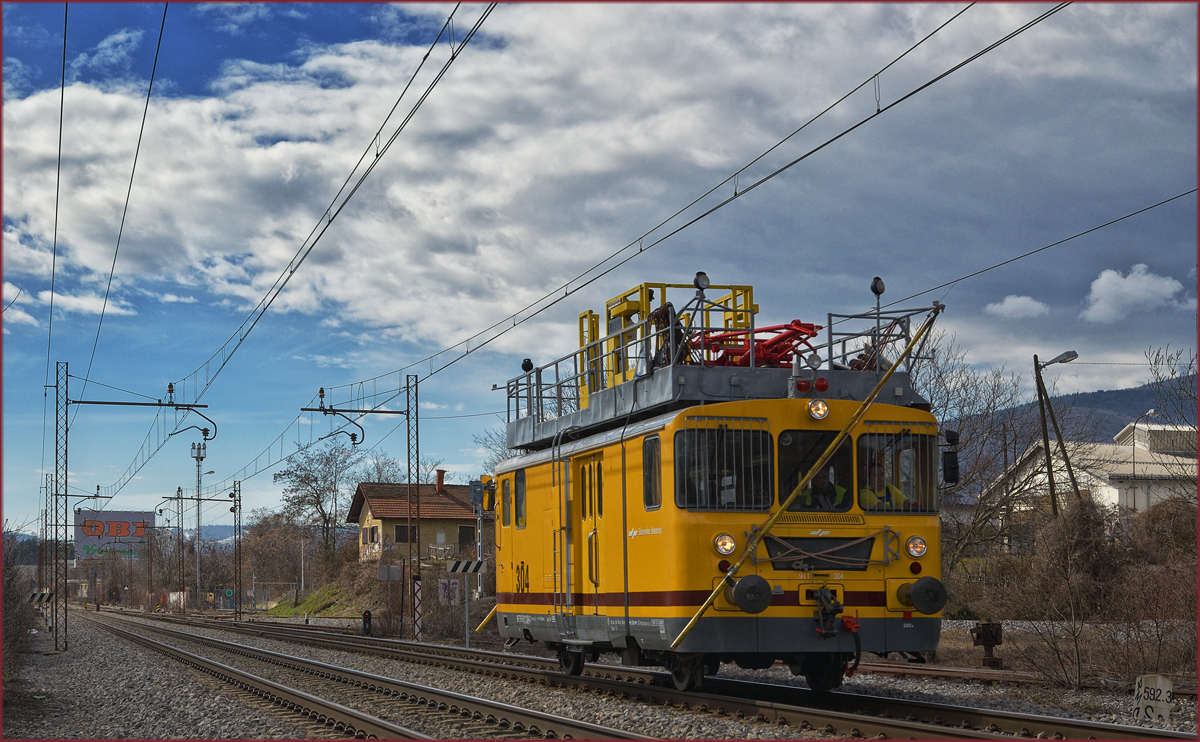 SŽ 911-304 fährt durch Maribor-Tabor Richtung Maribor HBF. /13.3.2018