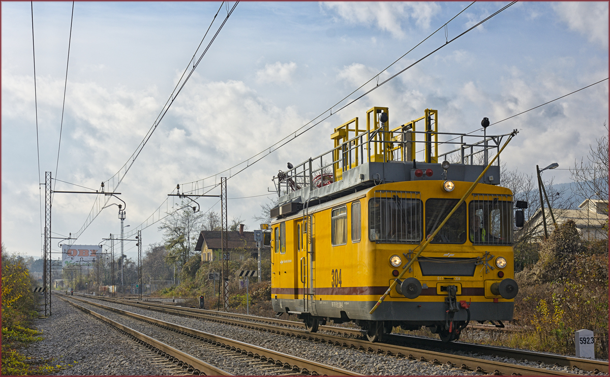 SŽ 911-304 fährt durch Maribor-Tabor Richtung Maribor HBF. /27.11.2019