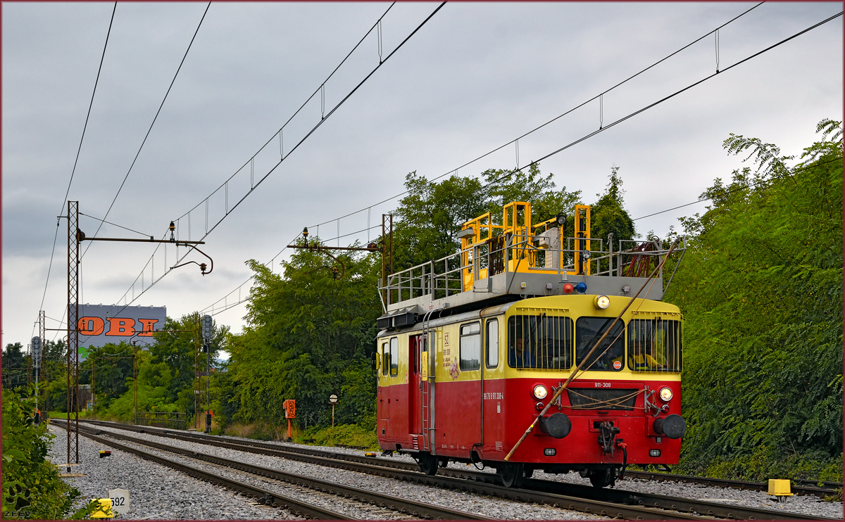SŽ 911-308 fährt durch Maribor-Tabor Richtung Maribor HBF. /7.9.2016