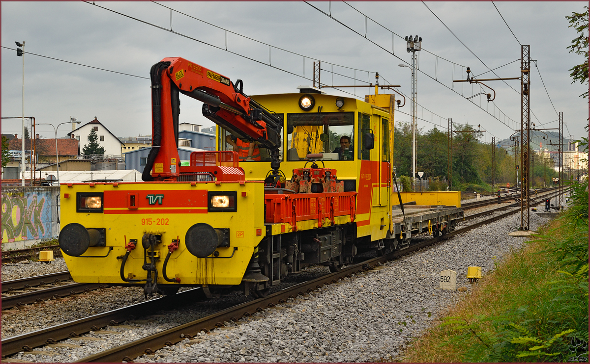 SŽ 915- 202 Bahnkrane fährt durch Maribor-Tabor Richtung Tezno VBF. /21.10.2014