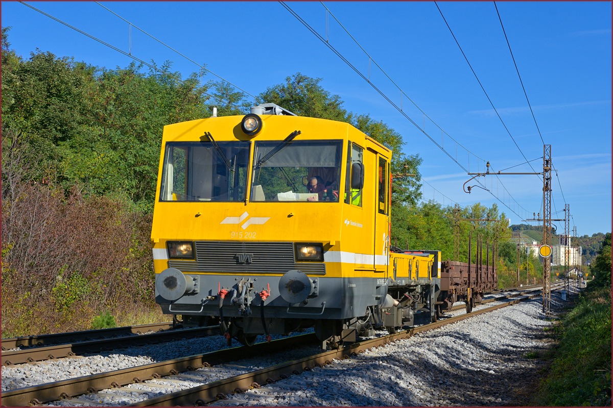 SŽ 915-202 fährt durch Maribor-Tabor Richtung Tezno VBF. /8.10.2020
