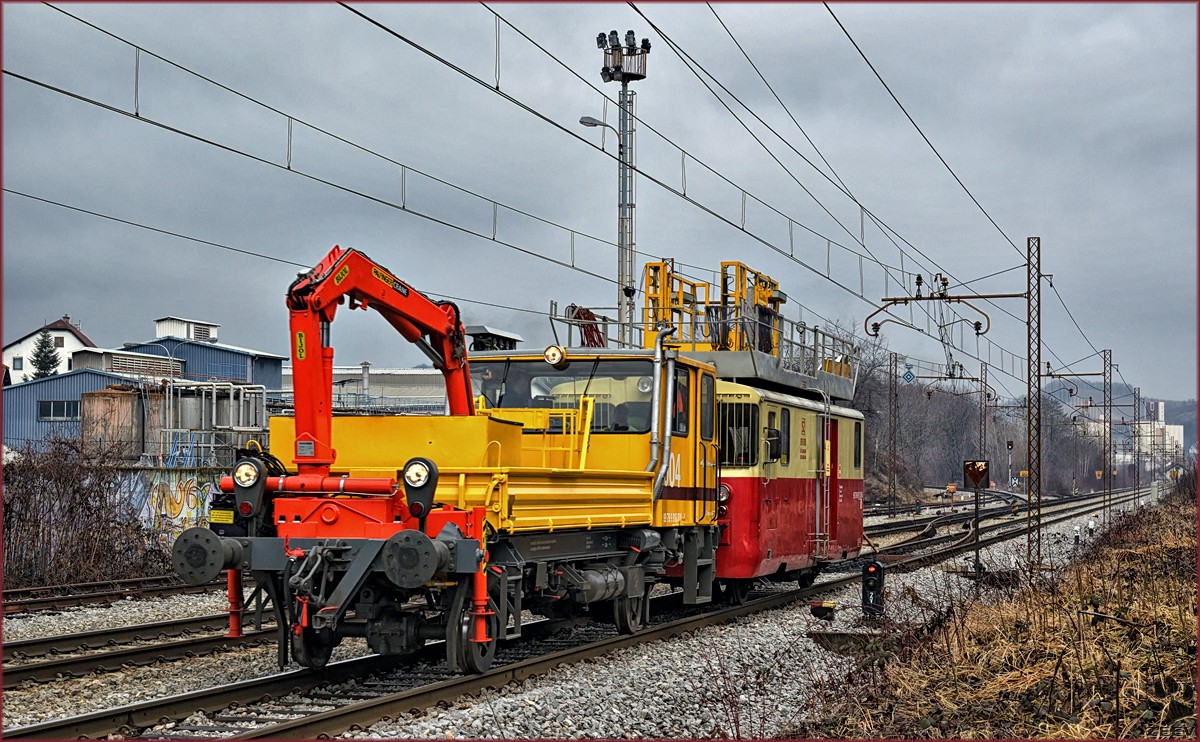 SŽ 916-004+911-308 fahren durch Maribor-Tabor Richtung Süden. /7.2.2017