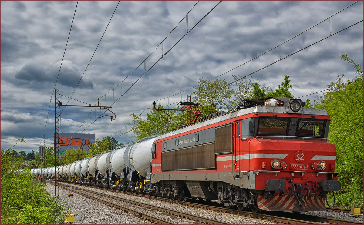 SŽ363-016 zieht Kesselzug durch Maribor-Tabor Richtung Norden. /8.5.2017