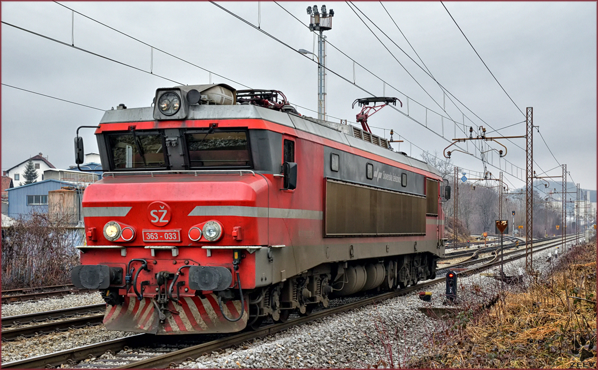 SŽ363-033 fährt als Lokzug durch Maribor-Tabor Richtung Tezno VBF. /7.2.2017 