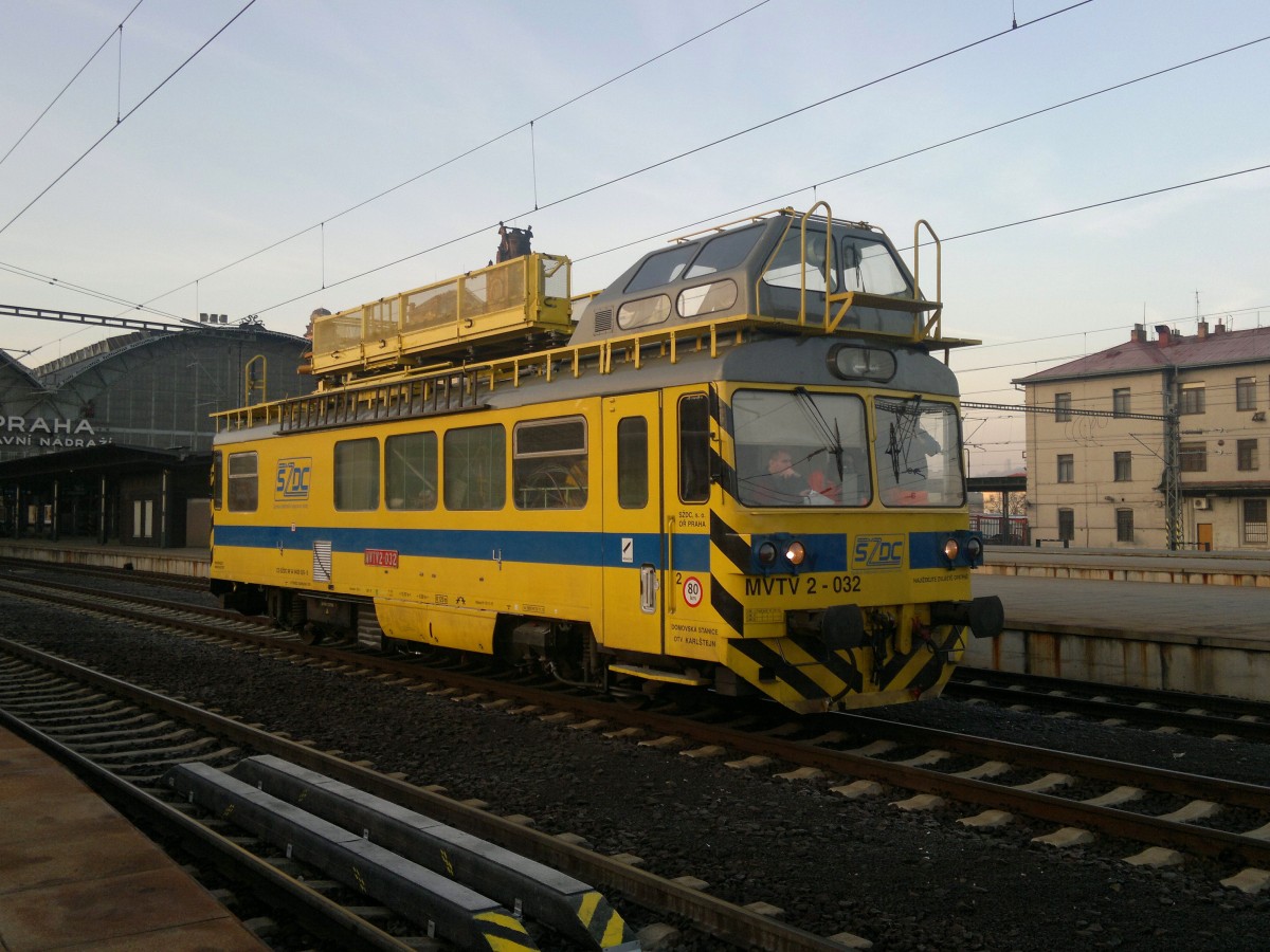 SŽDC Oberleitungsrevisionstriebwagen MVTV 2-032 auf Hbf Praha  am 26.11.2014.