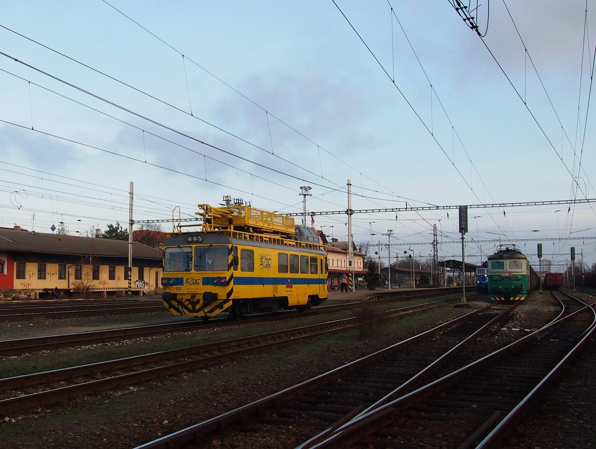 SŽDC Oberleitungsrevisionstriebwagen MVTV 2-033 auf Bahnhof Lysa nad Labem am 23.11.2013.