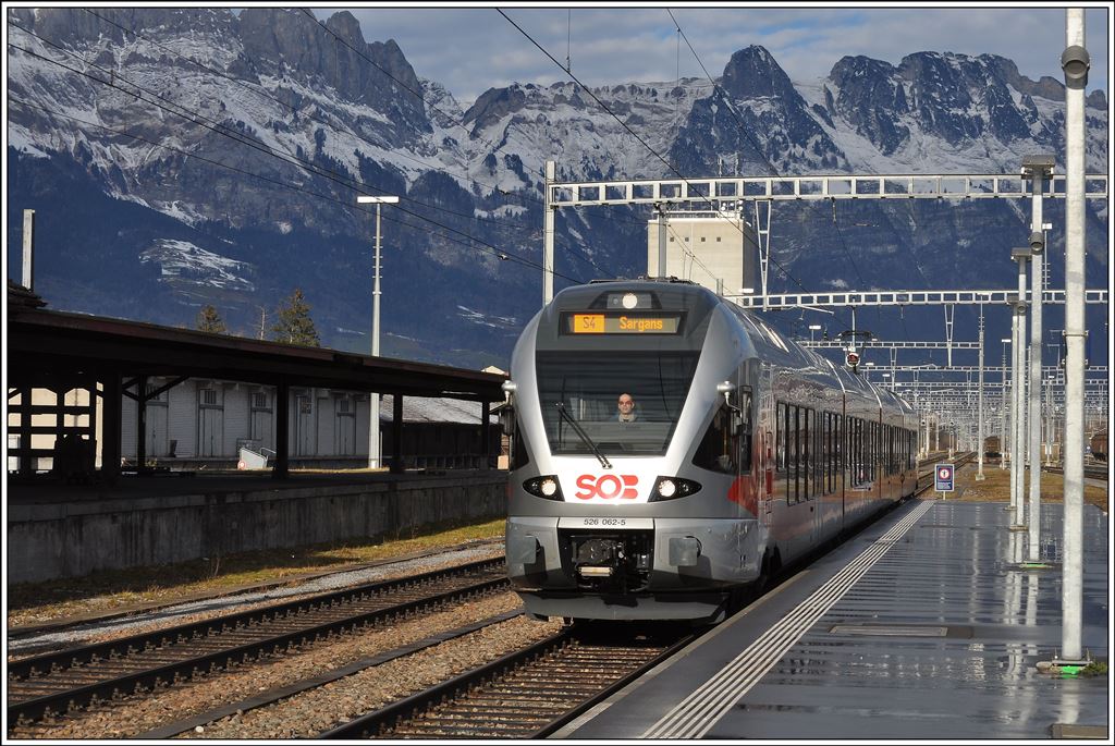 S4 23439 aus St.Gallen trifft in Buchs SG ein. SOB Flirt 526 062-5. Blickrichtung Nordwest zur Saxerlücke zwischen Kreuzbergen und Amboss. (15.12.2013)