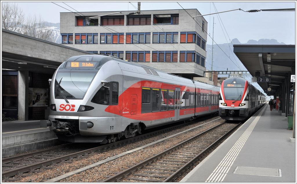 S4 23446 mit 526 055-9 kreuzt in Buchs SG den RE4867 mit 511 020. (05.04.2016)