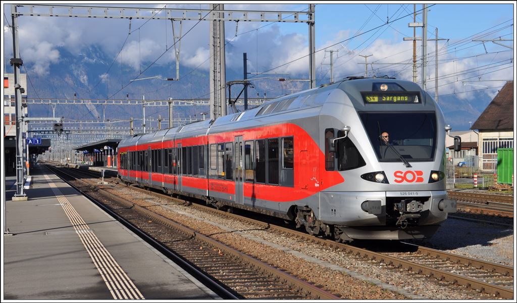 S4 23447 mi8t 526 041-9verlässt Buchs SG zur Fahrt um den Säntis im Uhrzeigersinn, (19.11.2014)