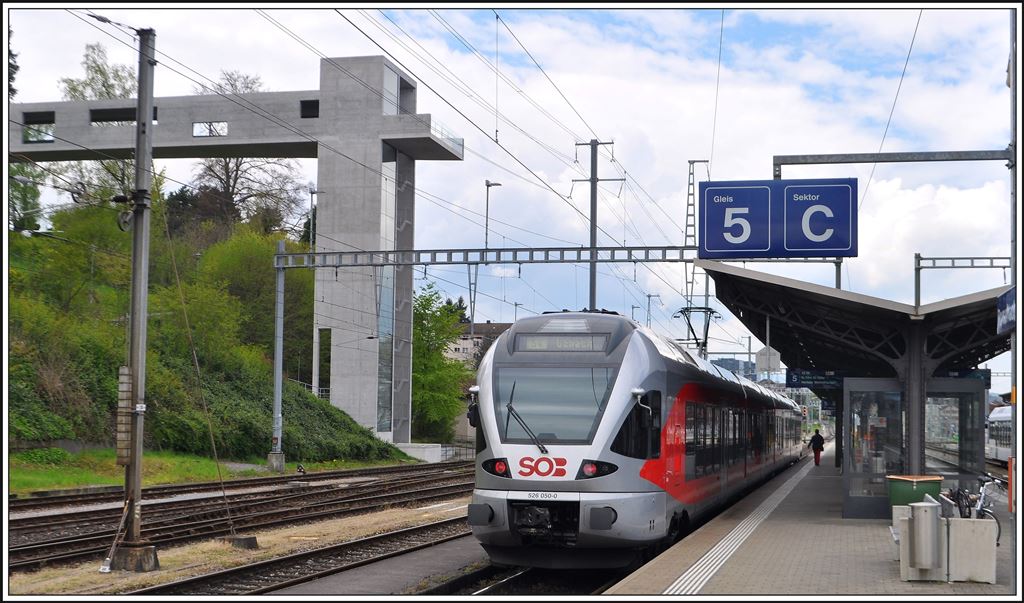 S4 23450 526 050-0 in Rorschach neben der neuen Lift- und Treppenanlage Richtung Stadt und Bushaltestelle. (22.04.2014)