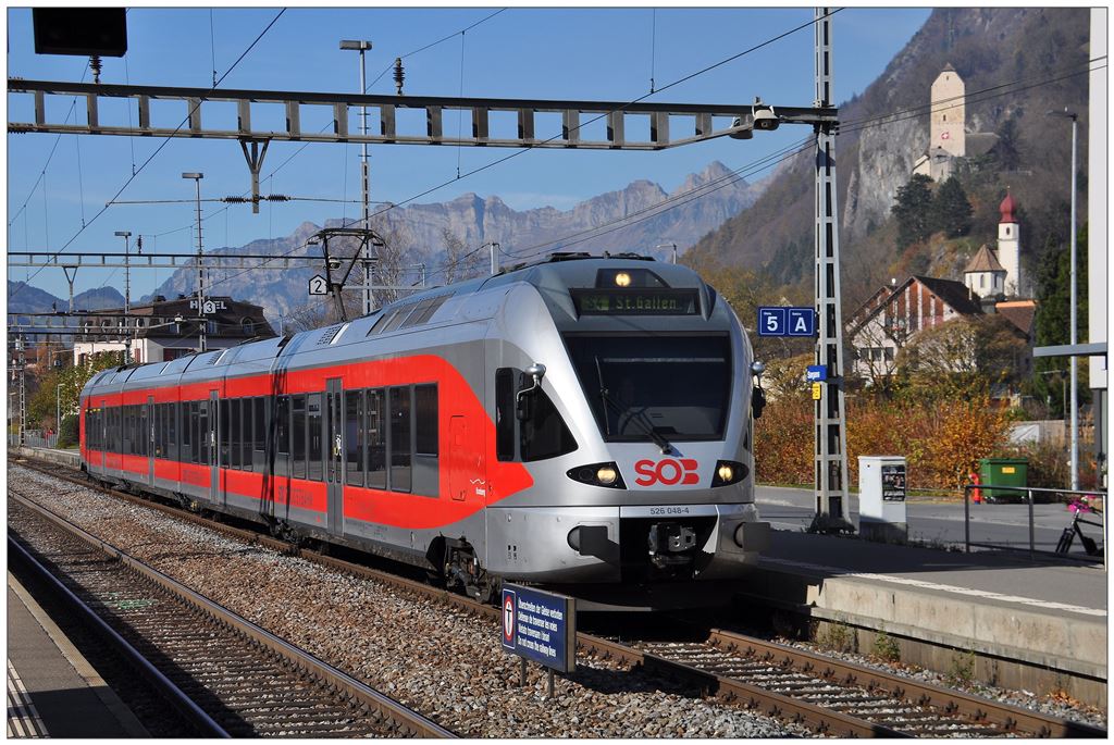 S4 23450 mit 526 48-4 in Sargans.Im Hintergrund die Churfirsten und Schloss Sargans.(11.11.2015)