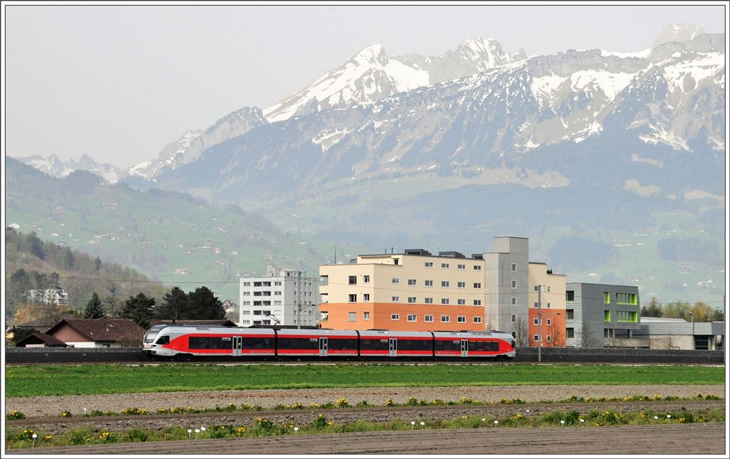 S4 23450 mit einem 526er Flirt bei Buchs SG. (05.04.2016)