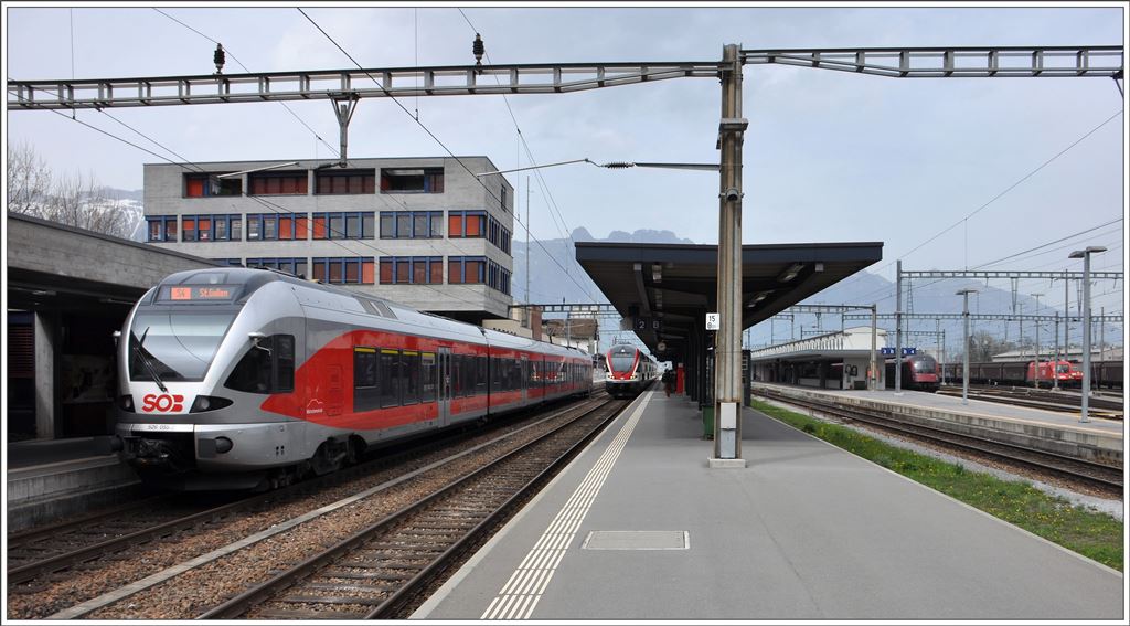 S4 23458 mit 526 055-9 kreuzt den RE4873 mit 511 020 und RJ160 in Buchs SG.(05.04.2016)