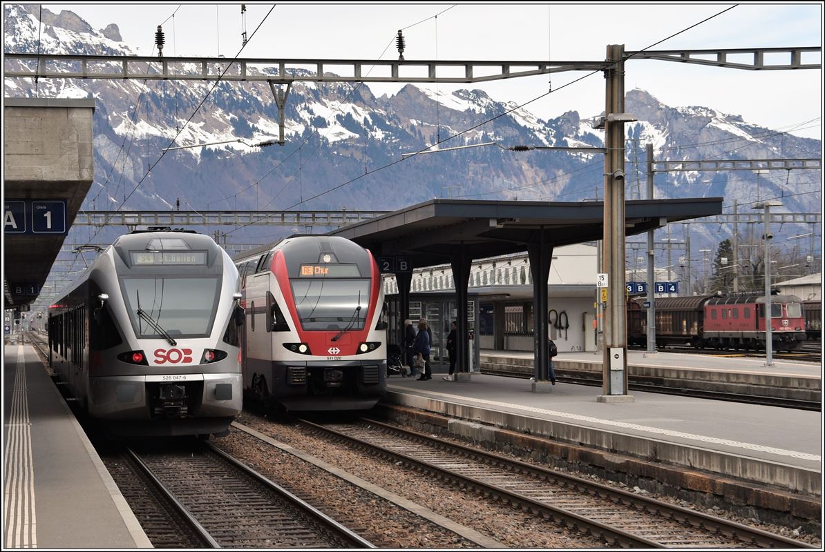 S4 nach St.Gallen mit 526 047-6 und RE nach Chur mit 511 020 begenen sich in Buchs SG. (15.03.2018)