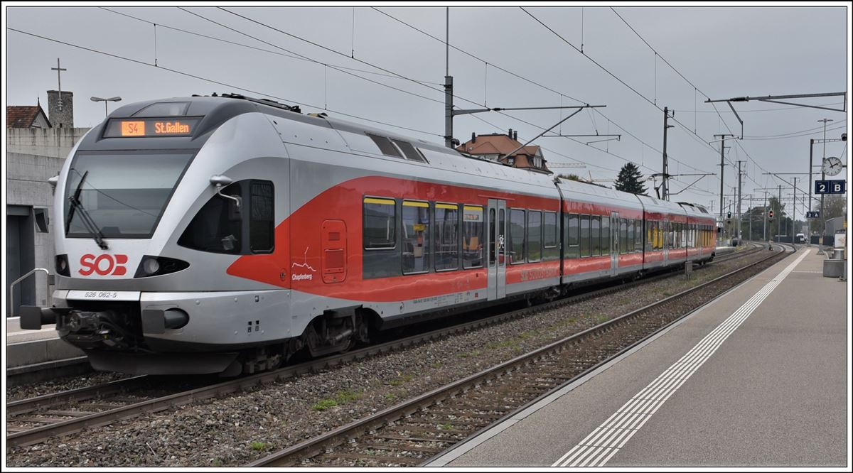 S4 nach St.Gallen mit 526 062-5 in Rheineck. (22.10.2019)