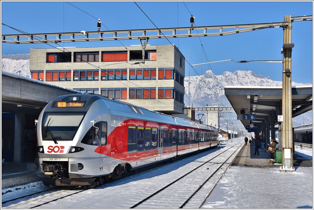 S4 nach St.Gallen mit 526 061-7 in Buchs SG. (19.01.2017)