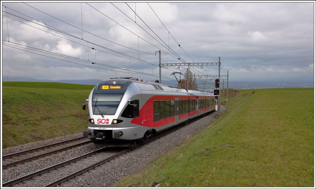 S40 8746 mit Flirt 526 056-7 zwischen Samsatgern und Schinellegi.Feusisberg. (13.11.2014)