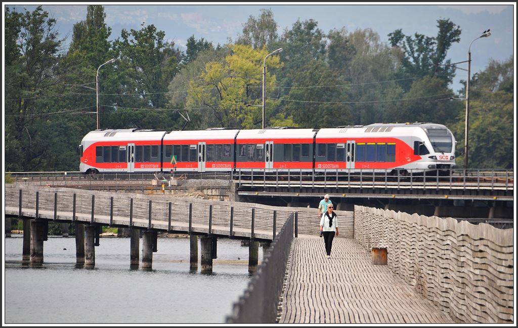 S40 aus Einsiedeln auf dem Damm von Rapperswil. (10.09.2015)