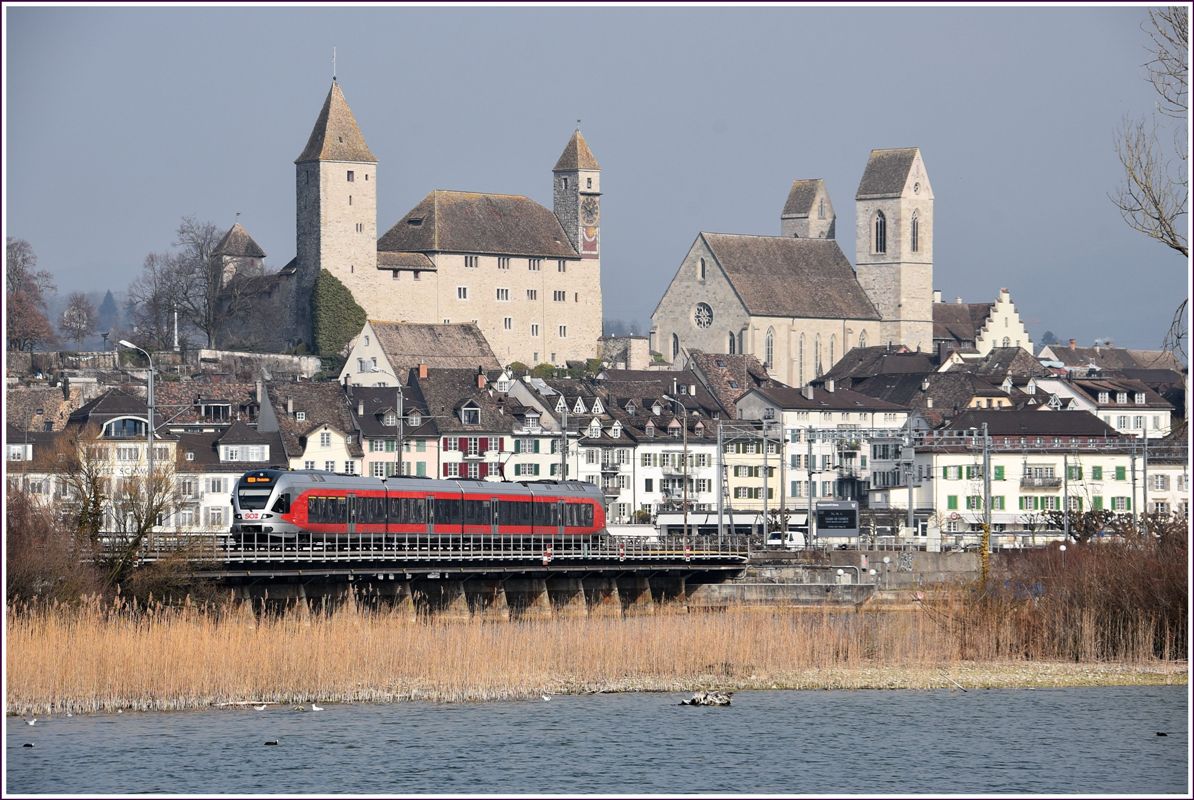 S40 von Einsiedeln mit RABe 526 auf dem Seedamm in Rapperswil. (13.02.2017)