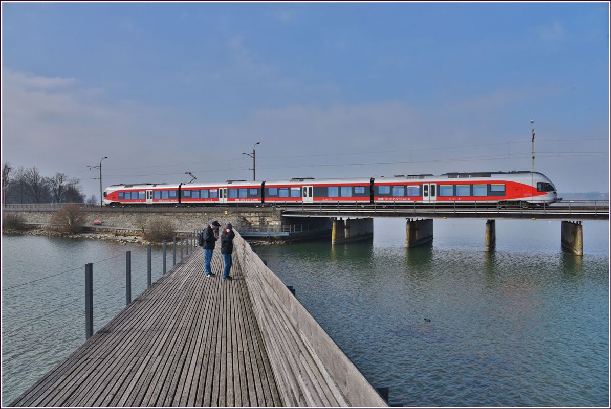 S40 nach Einsiedeln mit RABe 526 auf dem Seedamm bei Rapperswil. (13.02.2017)