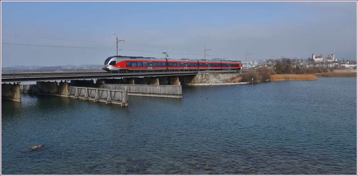 S40 nach Einsiedeln mit RABe 526 auf dem Seedamm bei Rapperswil. (13.02.2017)