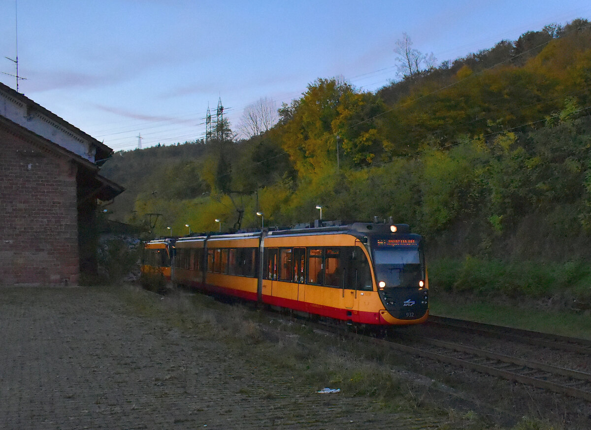 S41 Doppelzug verlässt Neckarzimmern am Abend des 11.11.2022 gen Heilbronn.