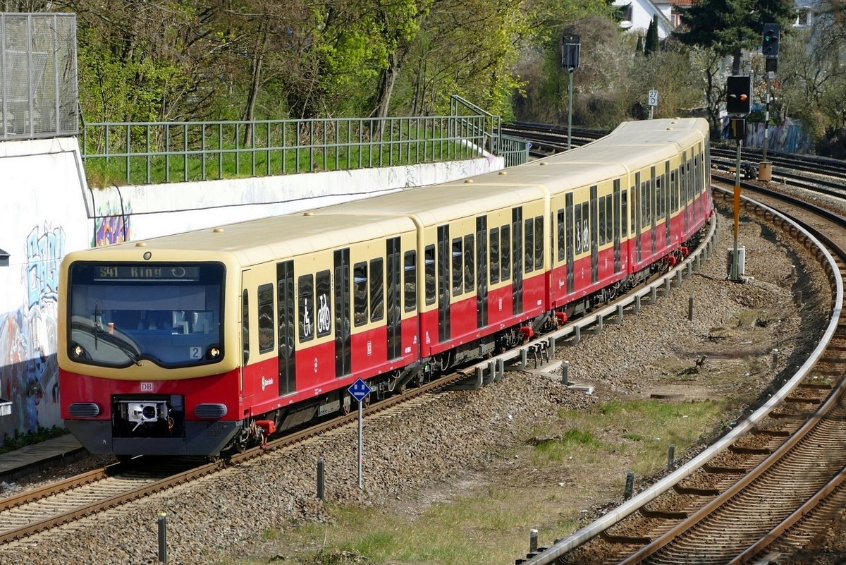 S41 (Ring) der Berliner S -Bahn (481...) Redesign , hier bei der Einfahrt in den Bahnhof 'Heidelberger Platz'. Berlin -Wilmersdorf 2020.