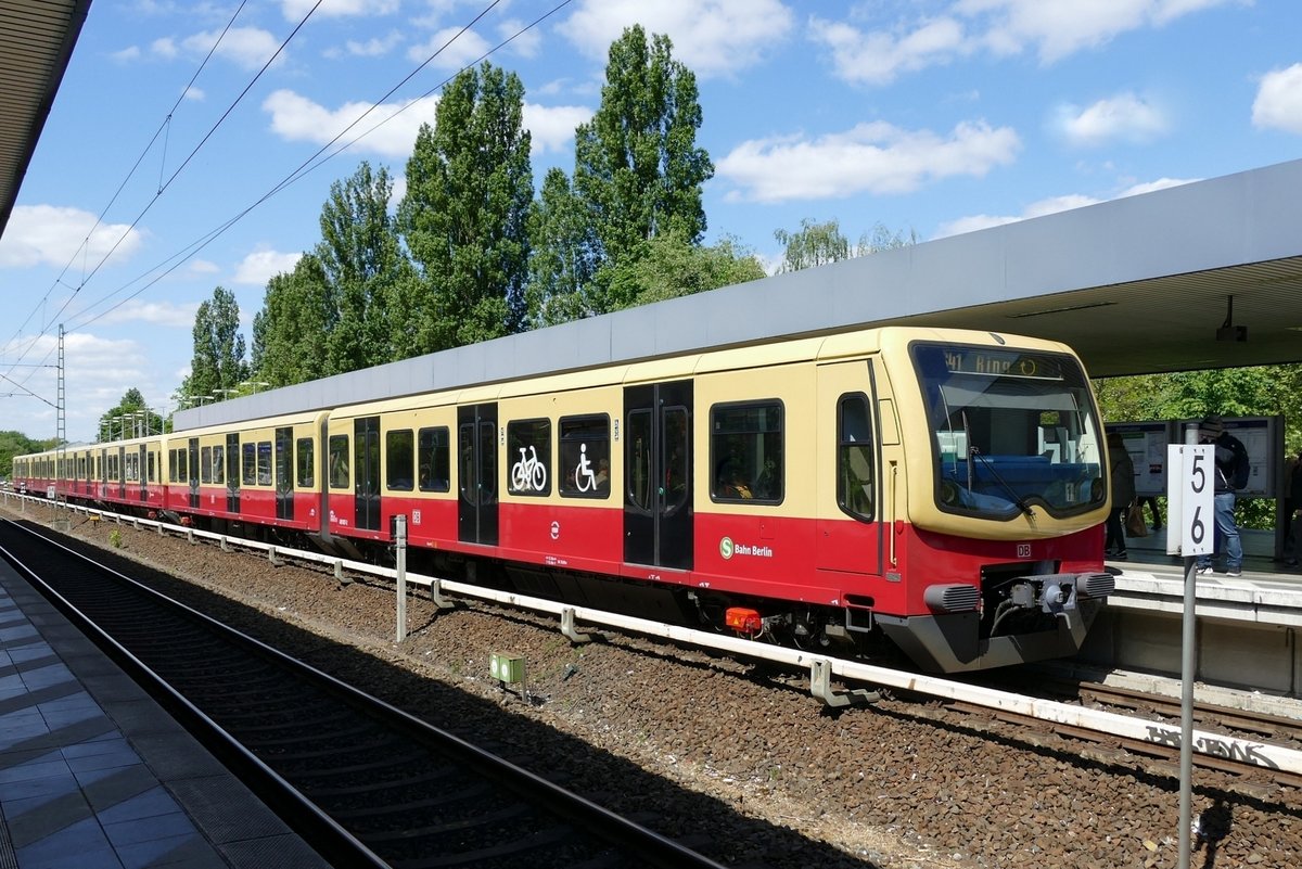 S41 der S -Bahn Berlin /481 Redesign, hier beim Halt in Berlin -Jungfernheide im Mai 2020.