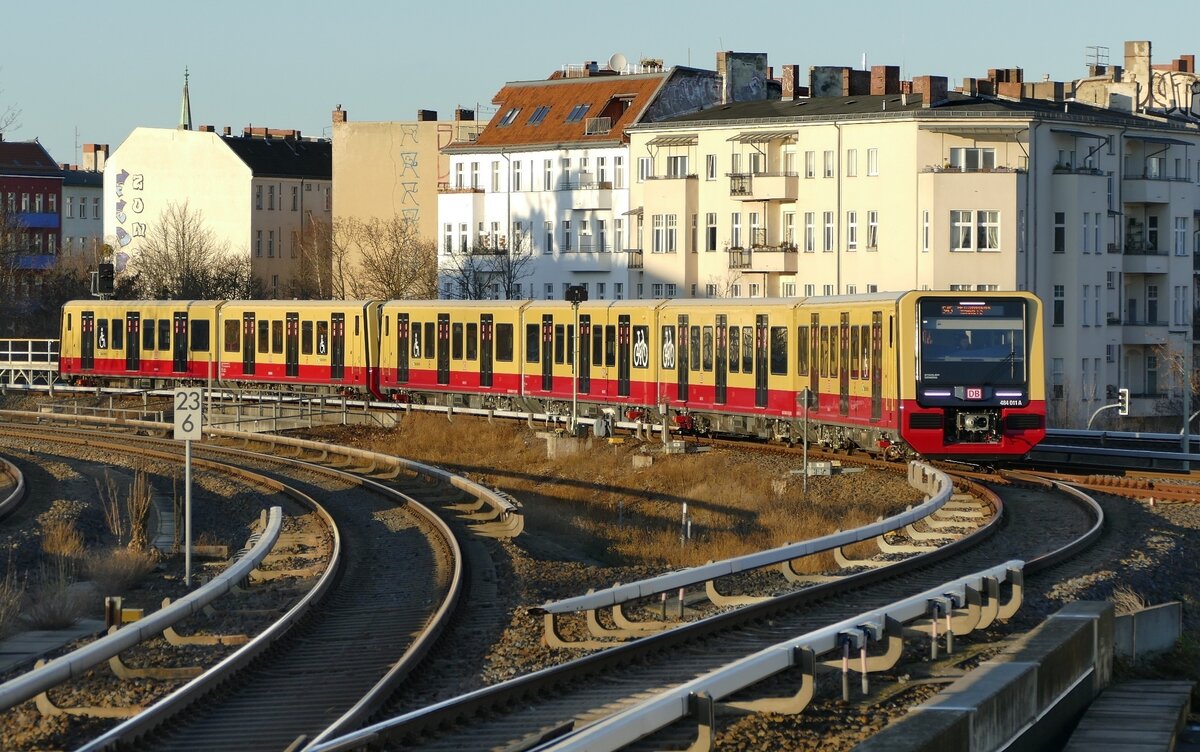S45 der S-Bahn Berlin, hier mit der 484 011, kurz vor Erreichen der Station Südkreuz, mit Fahrtziel Flughafen BER Terminal 1-2. Berlin S-Südkreuz im Dezember 2022.