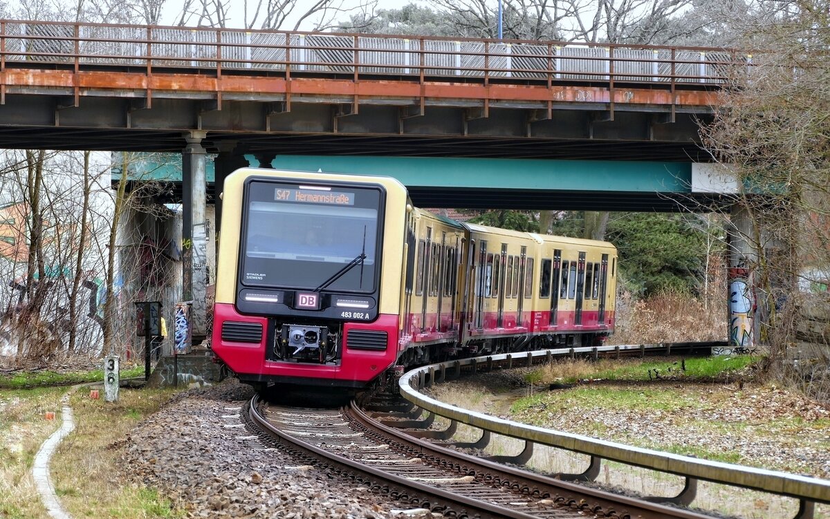 S47, im Gleisbogen der S-Bahn Berlin mit BR 483 002 A und 483 004 A, hier kommend zwischen B Spindlersfeld und B Oberspree mit Fahrtziel S+U Hermannstr. im März 2021.0,0