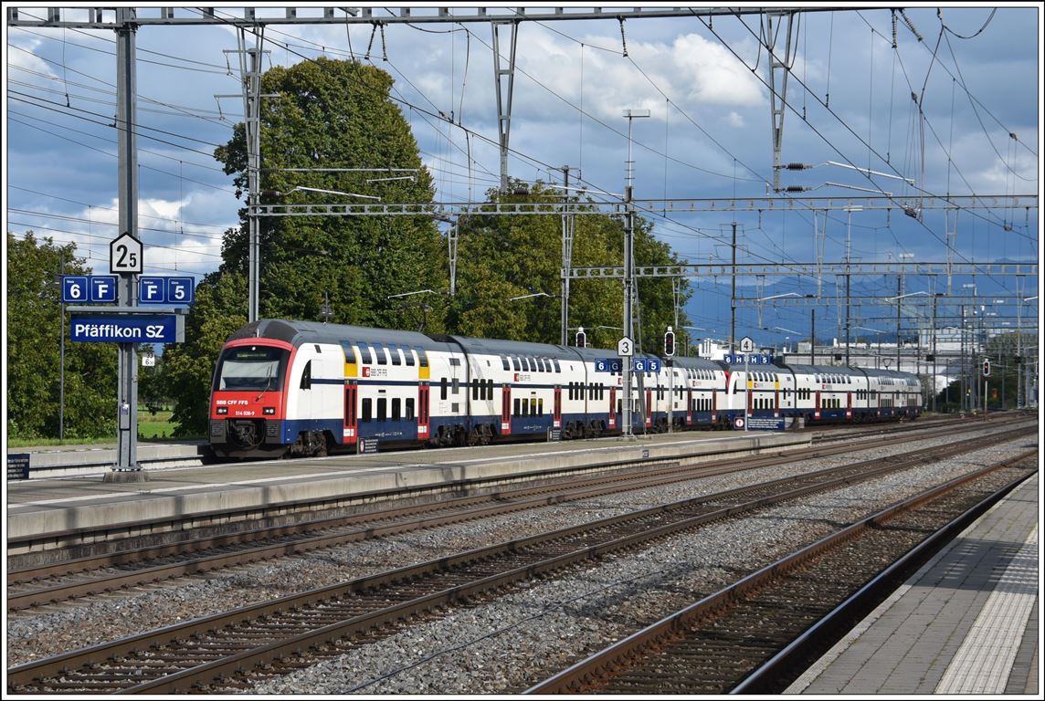 S5 18557 mit 514 038-9 + 514 ... aus Zug treffen in Pfäffikon SZ ein. (10.10.2019)
