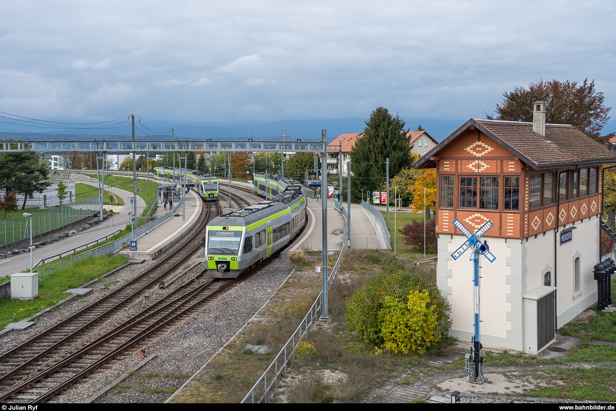S5 Flügelung und Kreuzung im Bahnhof Kerzers am 17. Oktober 2020. Der Zug auf Gleis 4 fährt gerade aus in Richtung Bern, auf Gleis 6 wurden die beiden NINA-Triebzüge gerade getrennt um danach nach Neuchâtel bzw. Murten weiterzufahren. Aufgenommen von der erst seit kurzem wieder zugänglichen restaurierten historischen Fussgängerüberführung.