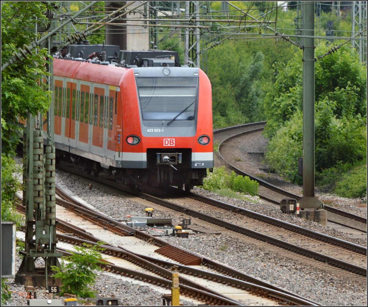 S5 nach Bietigheim mit 423 023-5 entschwindet im Gewirr der Bahntrassen von Zuffenhausen nach Kornwestheim. Mai 2014.