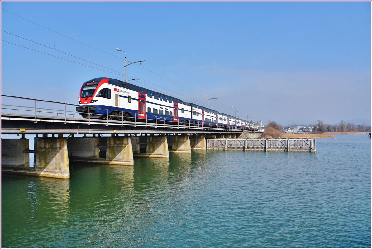 S5 nach Pfäffikon SZ mit 511 050 auf dem Seedamm bei Rapperswil. (13.02.2017)
